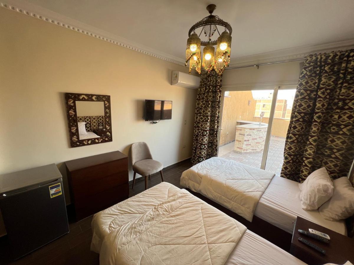 Bedouin Pyramids View Hotel Kafrat al Jabal Bagian luar foto
