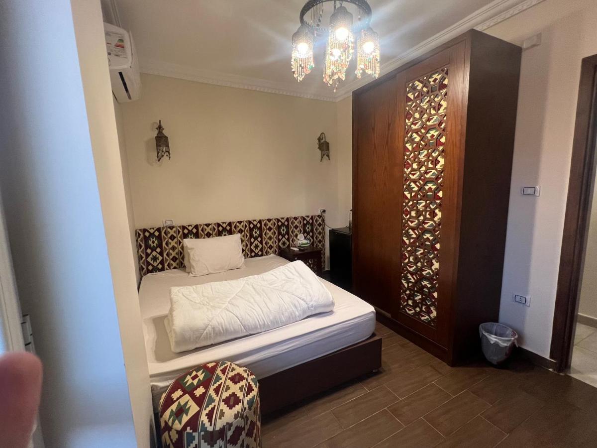 Bedouin Pyramids View Hotel Kafrat al Jabal Bagian luar foto