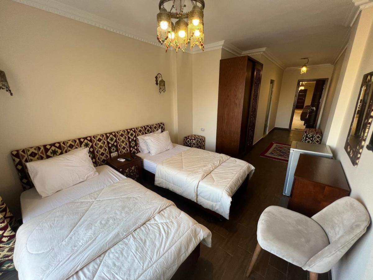 Bedouin Pyramids View Hotel Kafrat al Jabal Bagian luar foto