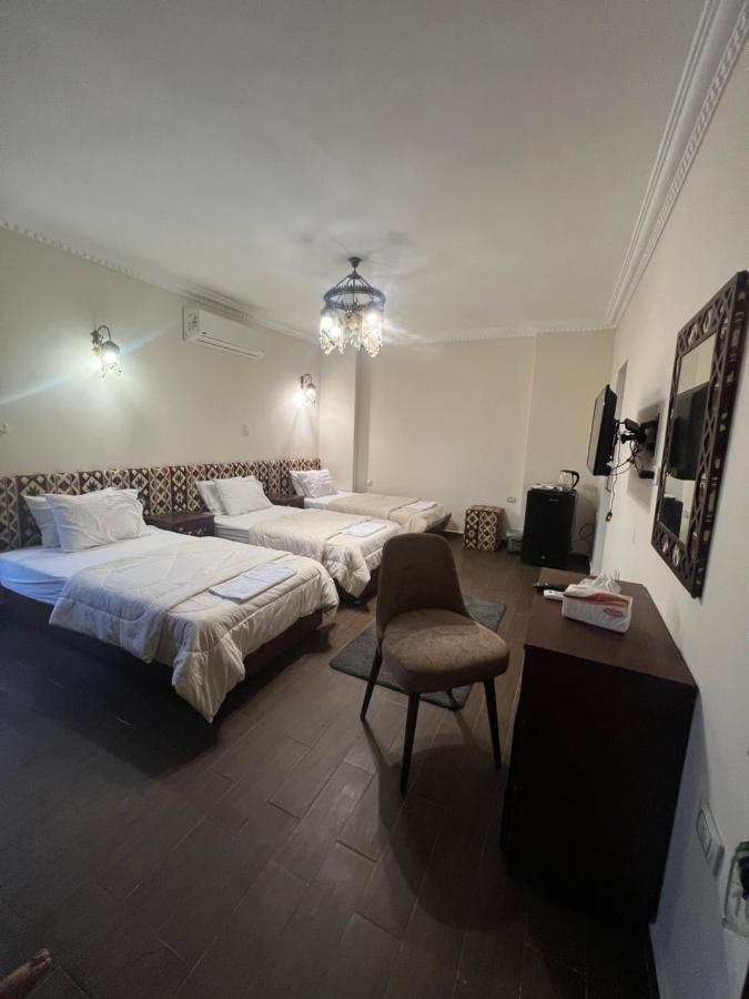 Bedouin Pyramids View Hotel Kafrat al Jabal Bagian luar foto