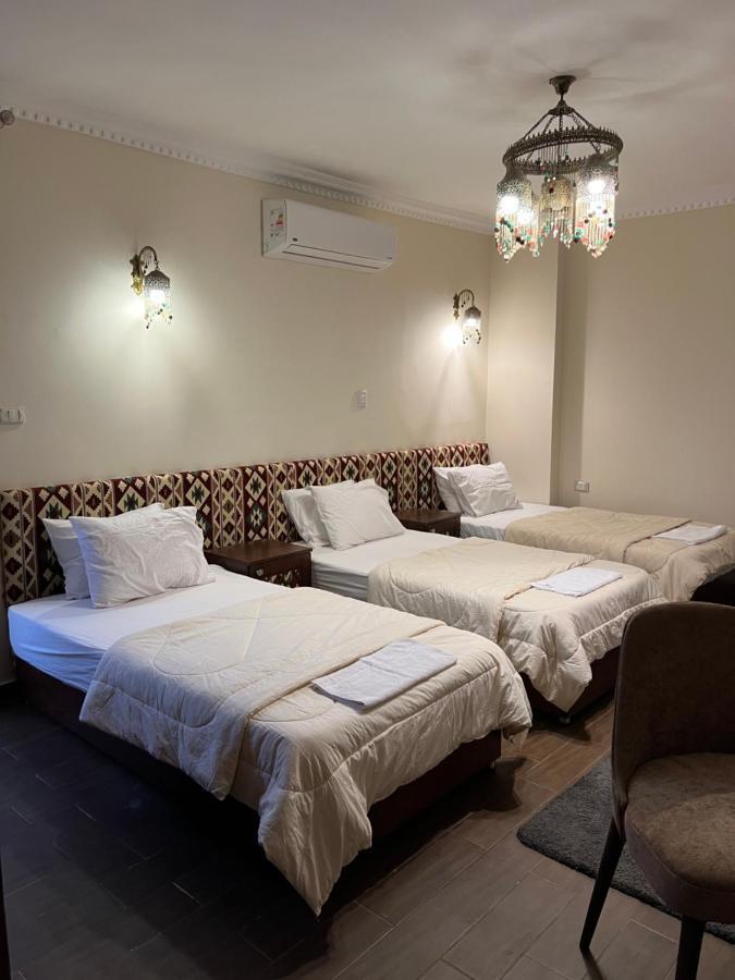 Bedouin Pyramids View Hotel Kafrat al Jabal Bagian luar foto