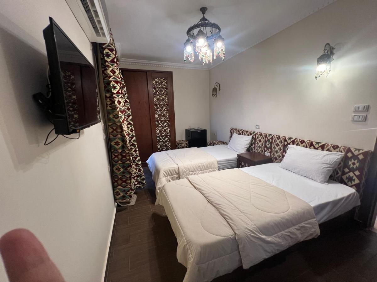 Bedouin Pyramids View Hotel Kafrat al Jabal Bagian luar foto