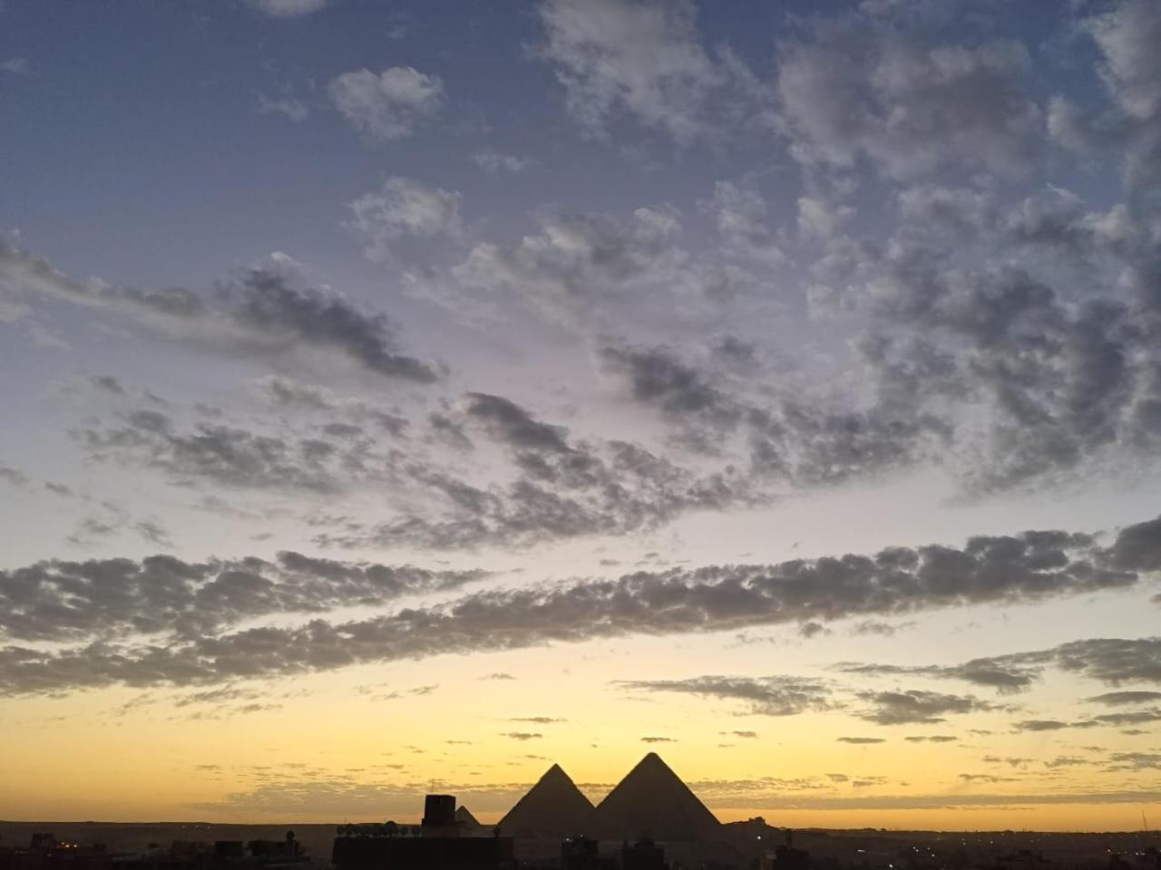 Bedouin Pyramids View Hotel Kafrat al Jabal Bagian luar foto