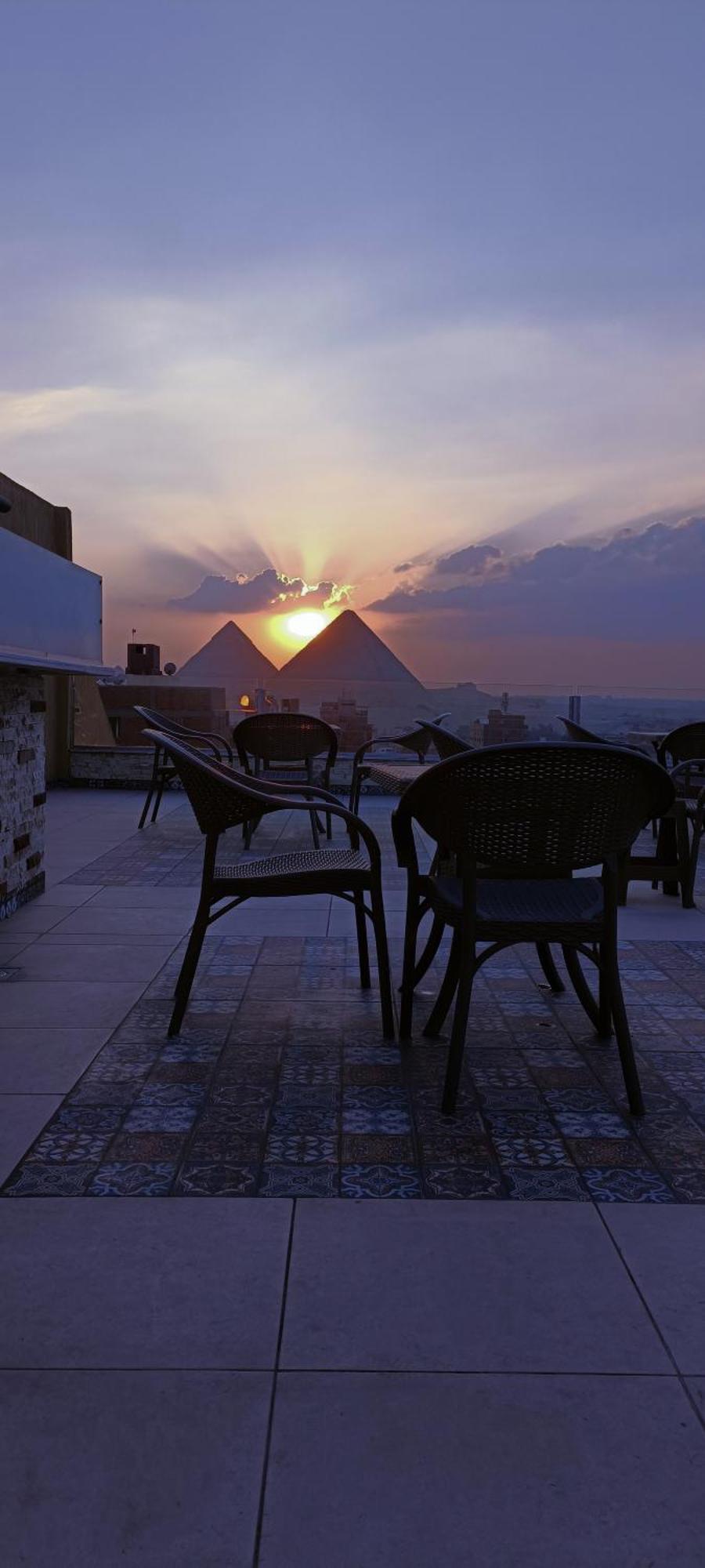 Bedouin Pyramids View Hotel Kafrat al Jabal Bagian luar foto