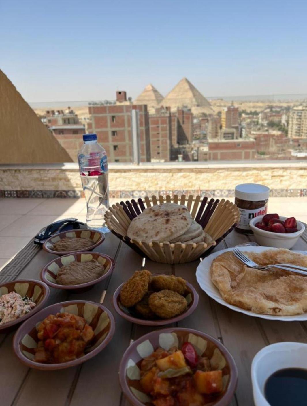 Bedouin Pyramids View Hotel Kafrat al Jabal Bagian luar foto